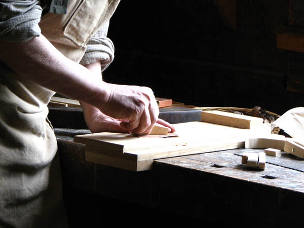 Nacemos de la influencia y formación  heredada en el sector de la <strong>carpintería de madera y ebanistería  en Añorbe.</strong>